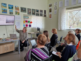 Pasākuma dalībnieki klausās lekciju telpā