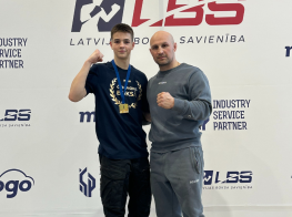 Puisis un vīrietis stāv uz pjedestāla