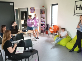 sanāksme, kurā redzami cilvēki