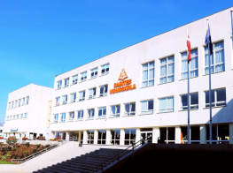 Babītes vidusskolas ēkas redzama no ārpuses