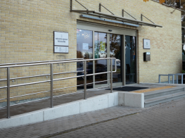 Ķiegeļu ēkas centrālās elektriskās durvis