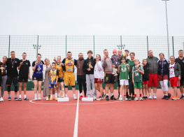 Basketbola turnīra dalībnieki āra laukumā