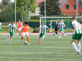 Futbola spēlētāji uz zaļa zāliena