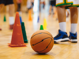 basketbola bumba un konusi sporta zālē