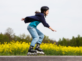 cilvēks uz skrituļslidām