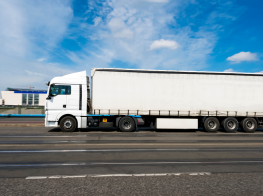 Balts kravas auto brauc pa šoseju