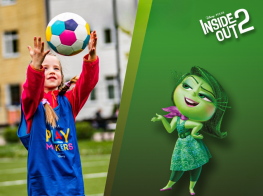 Meitene ar futbola bumbu rokās