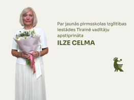 Sieviete baltā kreklā un svārkos ar ziedu pušķi rokās