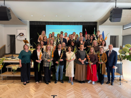 Cilvēki pie skatuves