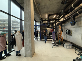 Kadrs no sūkņu stacijas apmeklējuma Klaksvikā.