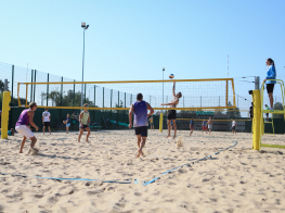 Cilvēki spēlē pludmales volejbolu