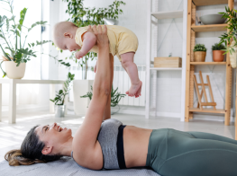 Māmiņa ar mazuli rokās