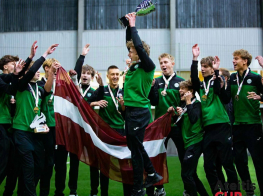 Vairāki puiši zaļos tērpos