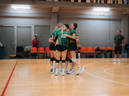 Sievietes volejbola laukumā